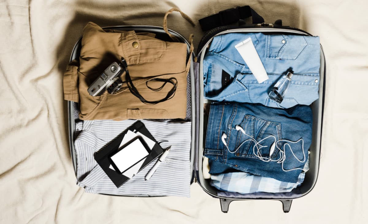 Folding-the-shirt-in-the-suitcase